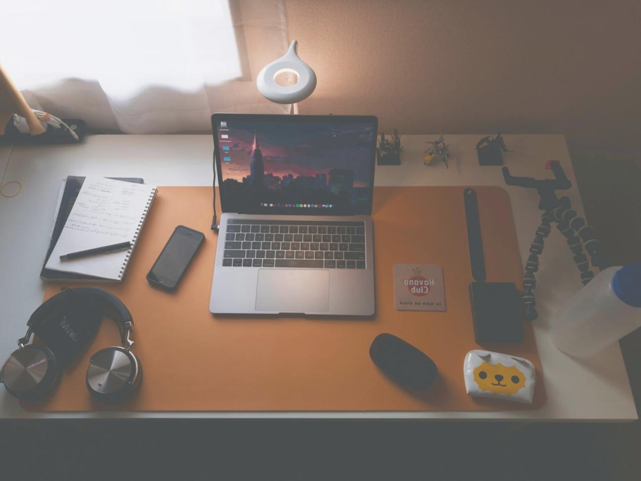 Estudiante trabajando en desarrollo de juegos multiplataforma